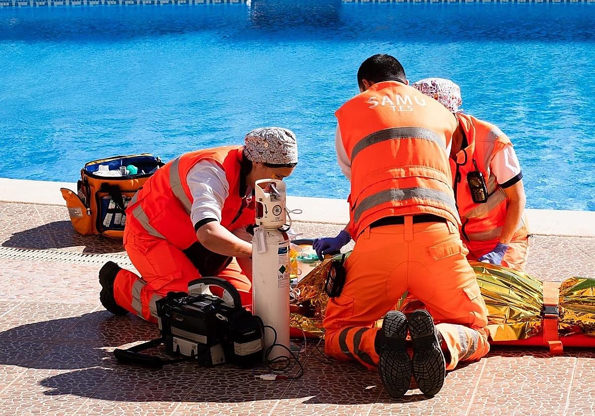 Equipo del SAMU en una intervención simulada en una piscina.