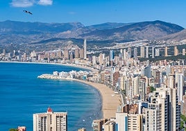 Destinos como Benidorm siguen siendo, pese al calor, un refugio para los turistas