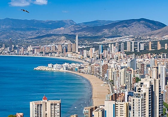 Destinos como Benidorm siguen siendo, pese al calor, un refugio para los turistas