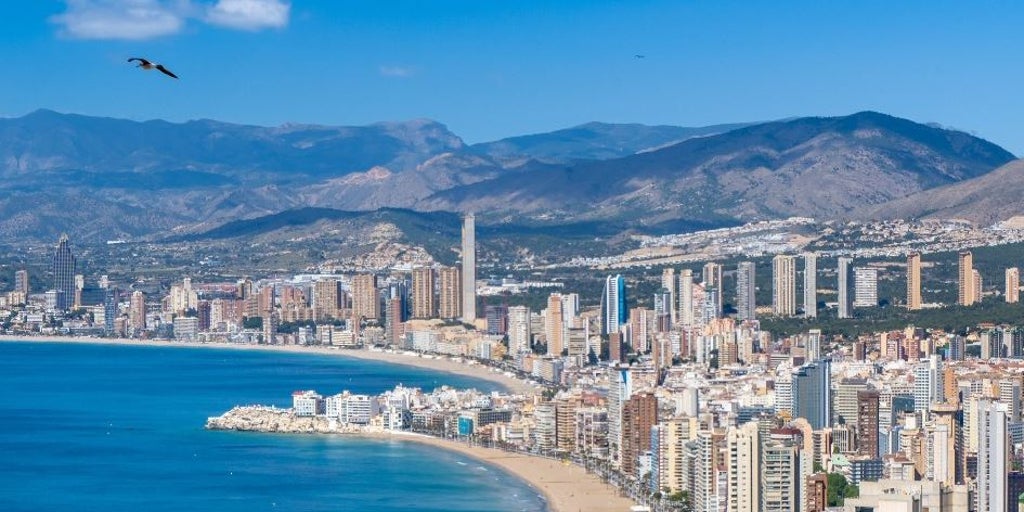 Imagen principal - Emanciparse, misión imposible: siete de cada diez jóvenes que trabajan viven con sus padres