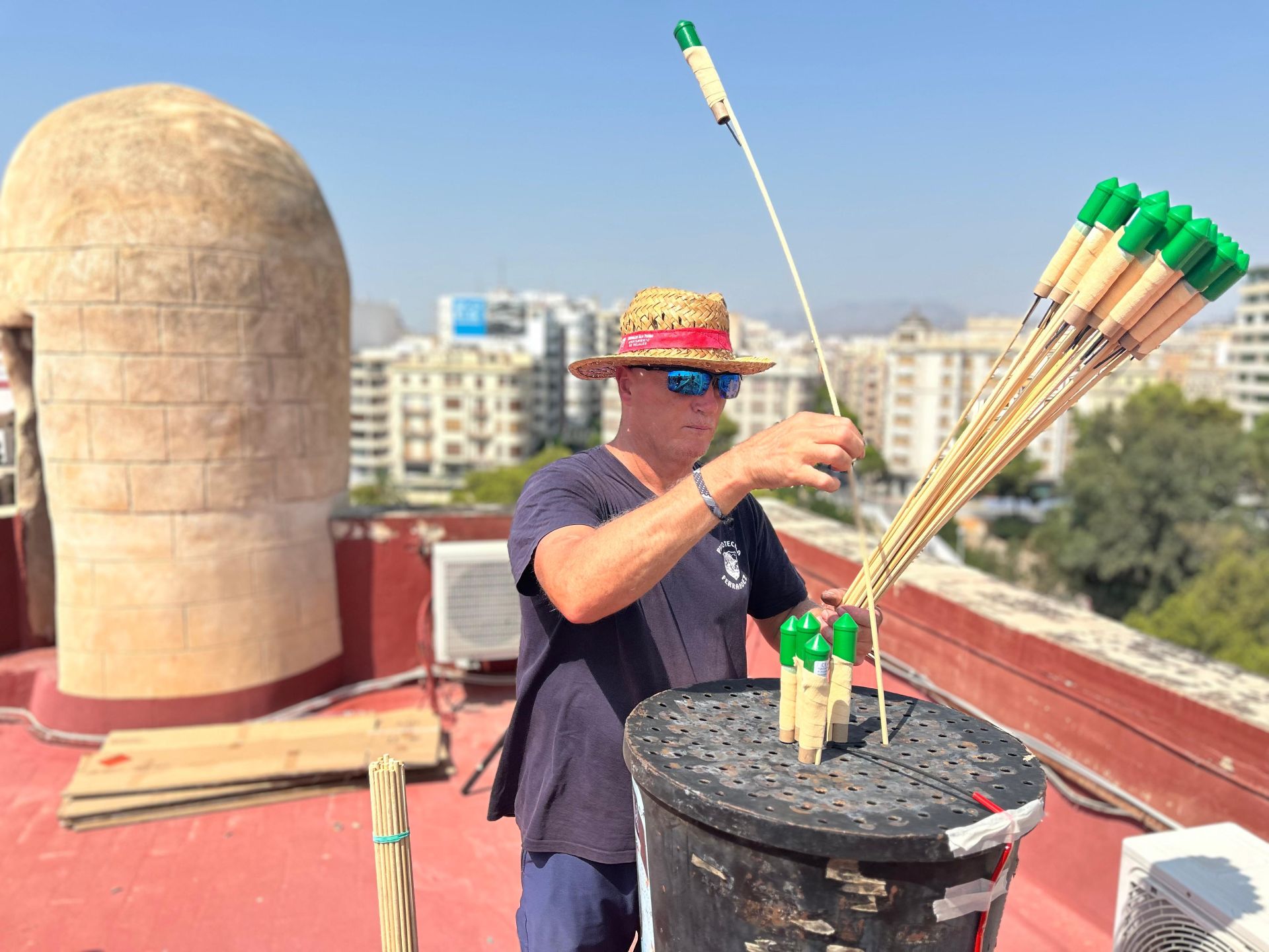 Sólo desde azoteas de edificios públicos se lanzarán cerca de tres toneladas de pólvora.