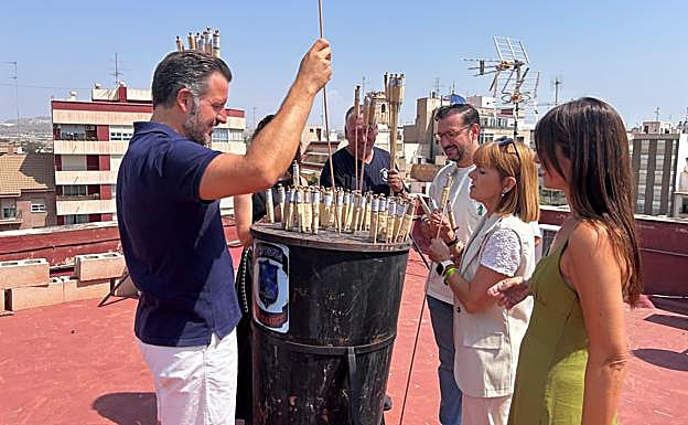 El alcalde Pablo Ruz acompañado por la edil de Festejos, Inma Mora; la edil de Infancia, Familia y Mayores, Aurora Rodil; la edil de Cultura y Turismo, Irene Ruíz y el responsable de Servicios Públicos, Claudio Guilabert.
