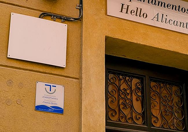 Placa azul que distingue la Calidad Turística