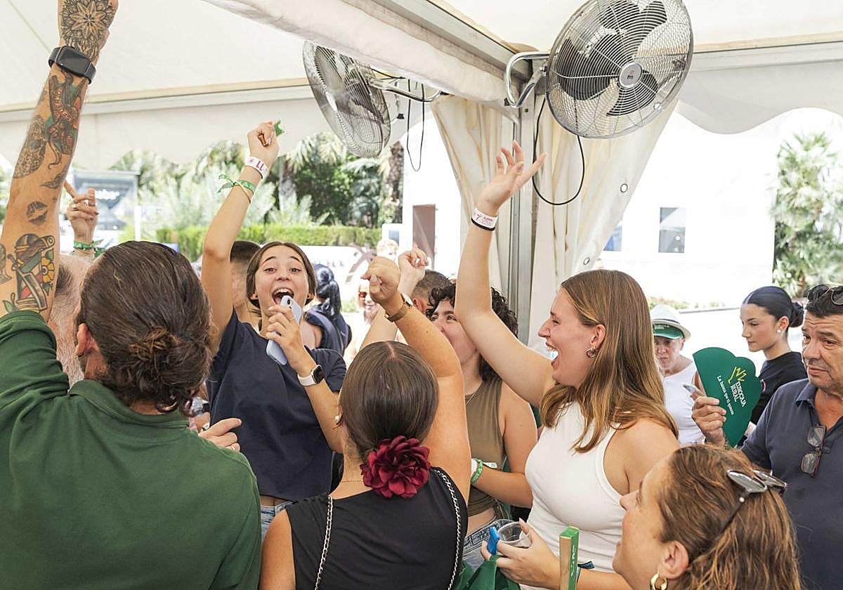 Asistentes disfrutando de la inauguración del evento