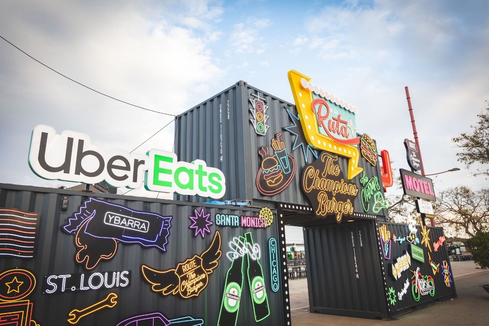 Entrada al recinto de la Champions Burger