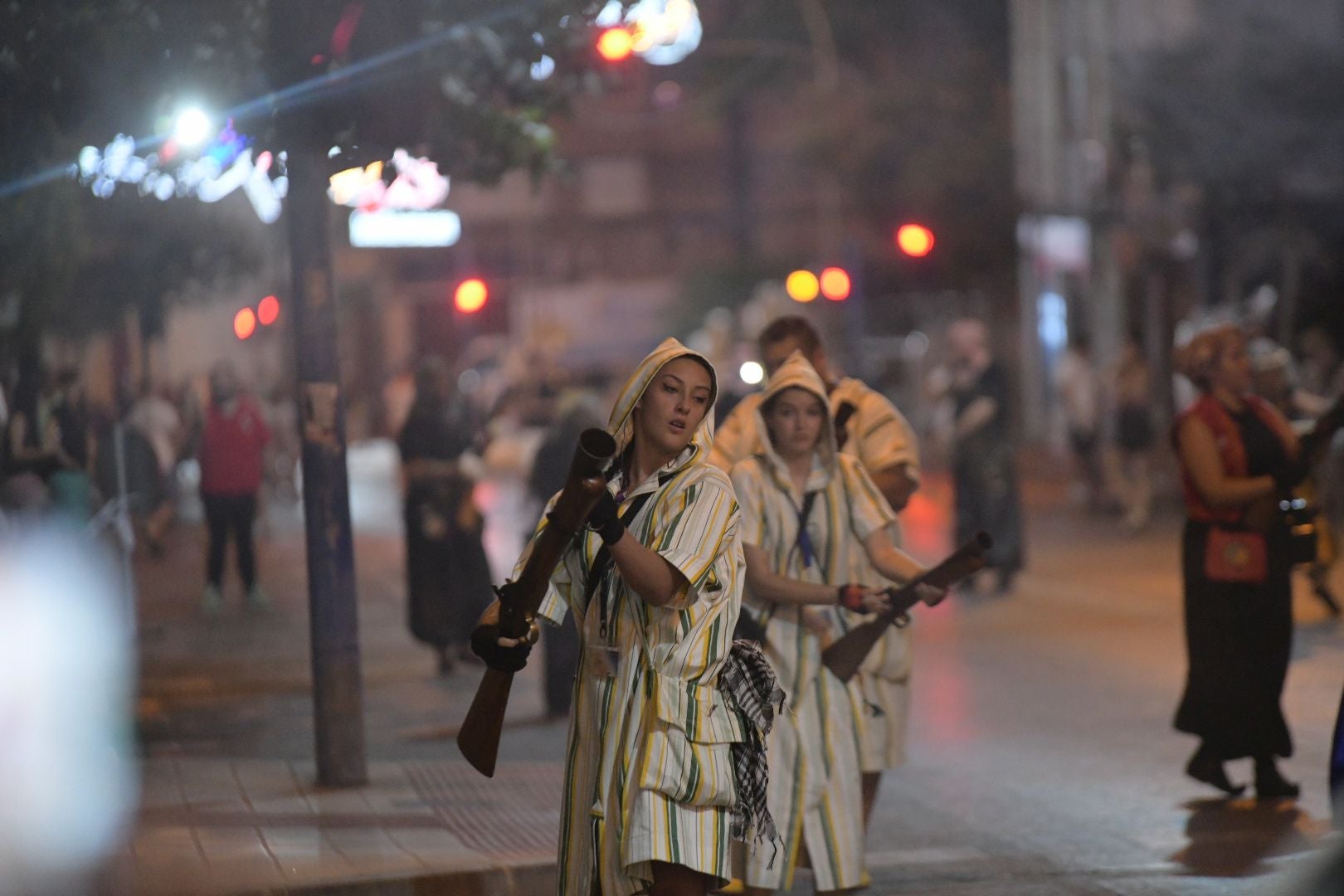 La Embajadada Mora hace vibrar Altozano al ritmo de las marchas