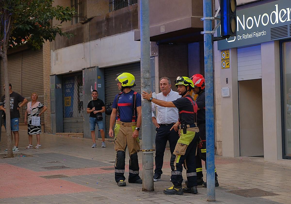 Imagen principal - Varios momentos de la acutación de los bomberos. 