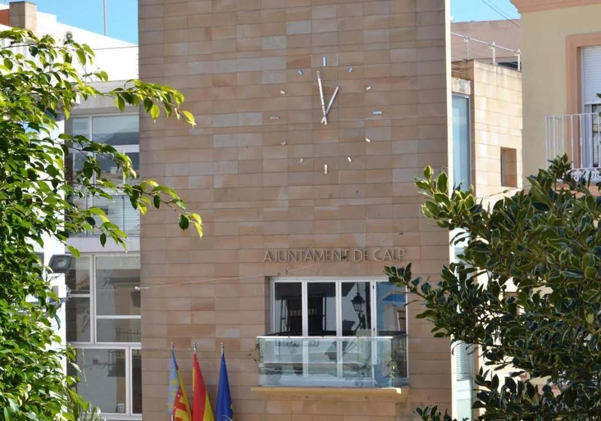 Imagen principal - Un ayuntamiento alicantino pondrá vigilantes a sus funcionarios de baja para destapar fraudes