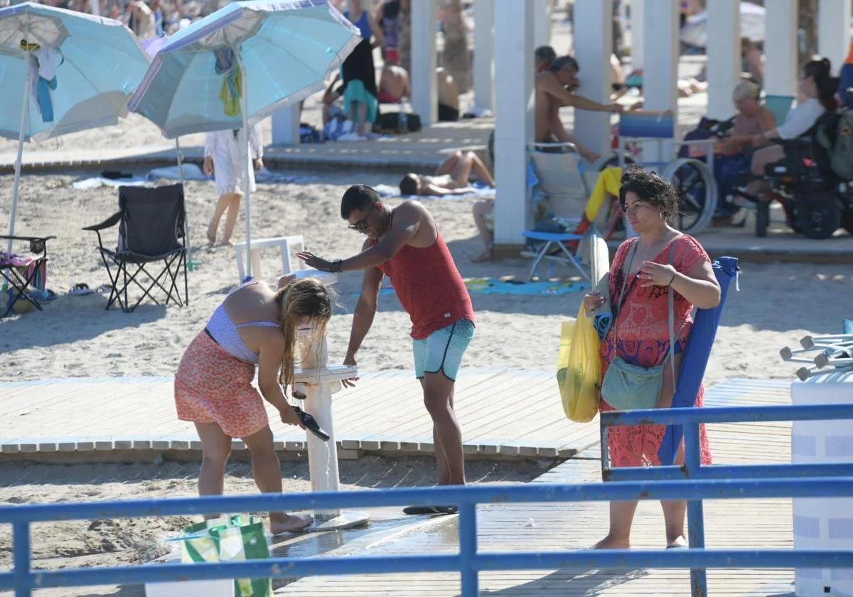 Varias personas en la playa del Postiguet de Alicante.