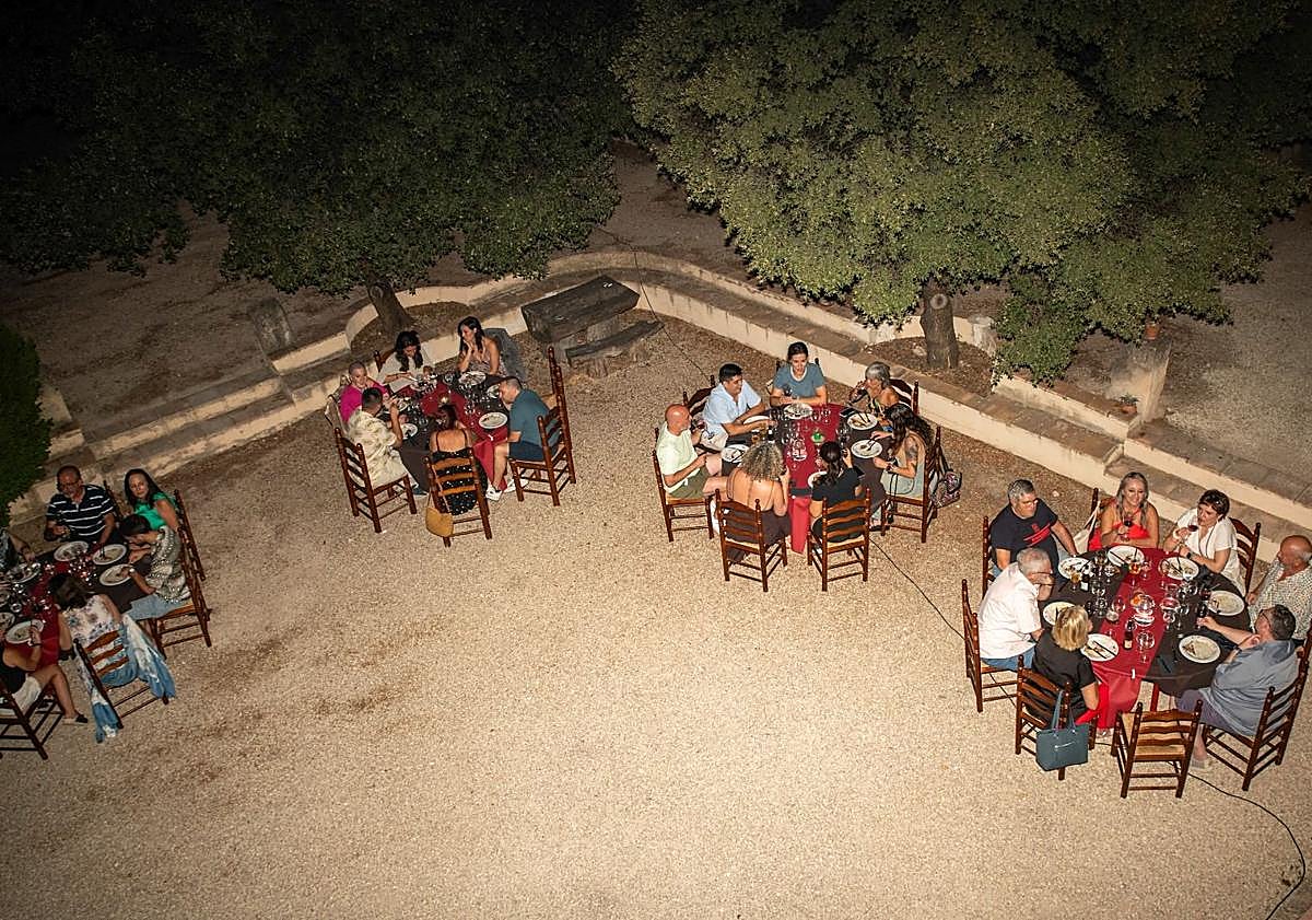 Imagen principal - Gastronomía, coctelería y yoga bajo las estrellas en Alicante