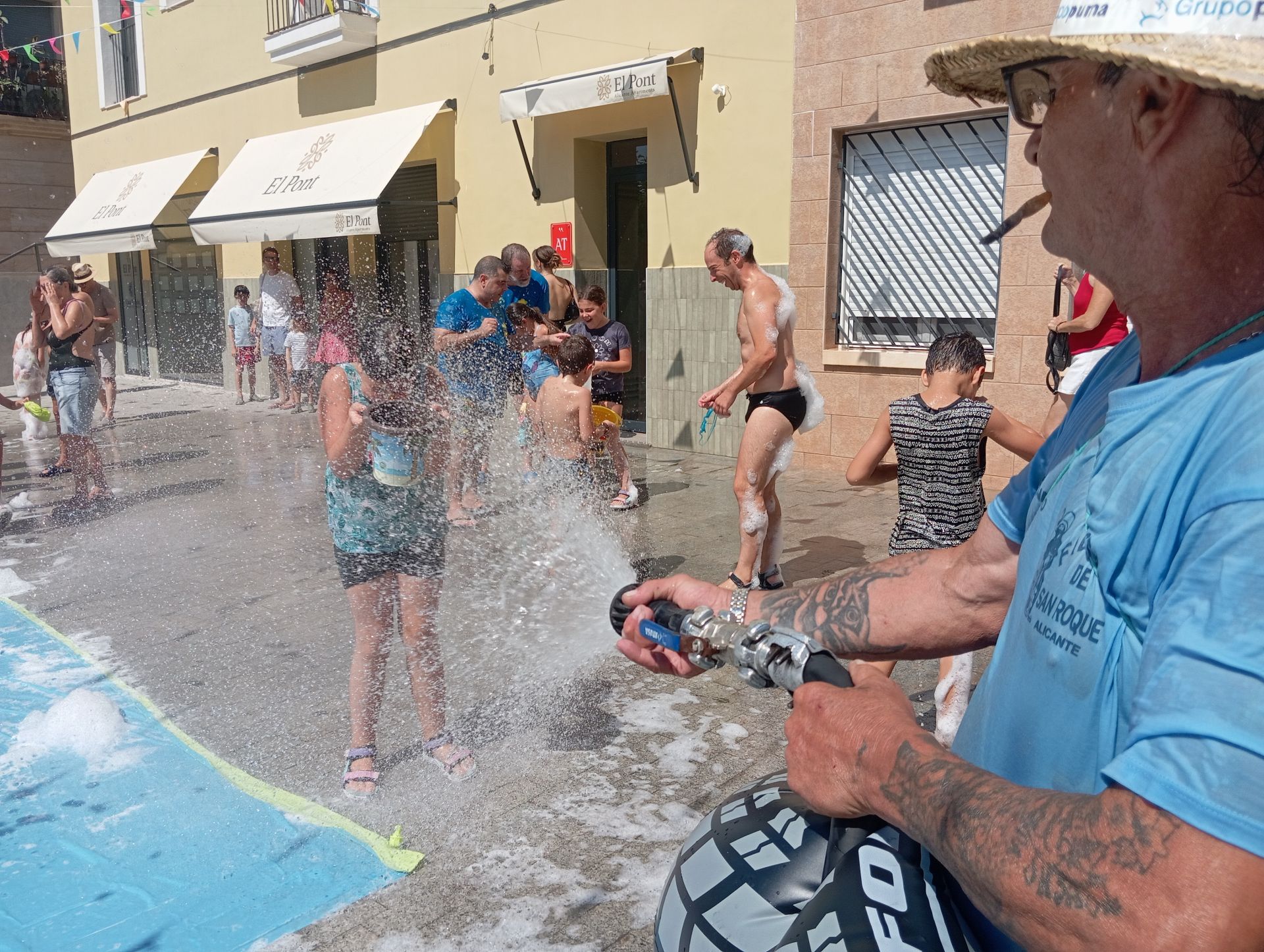 Así han vivido en San Roque la tradicional banyà y la fiesta de la espuma