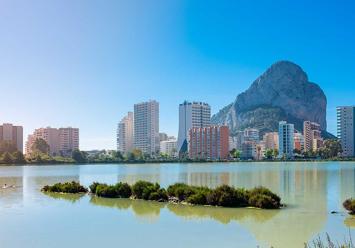 Edificios en Calpe con el peñón al fondo.