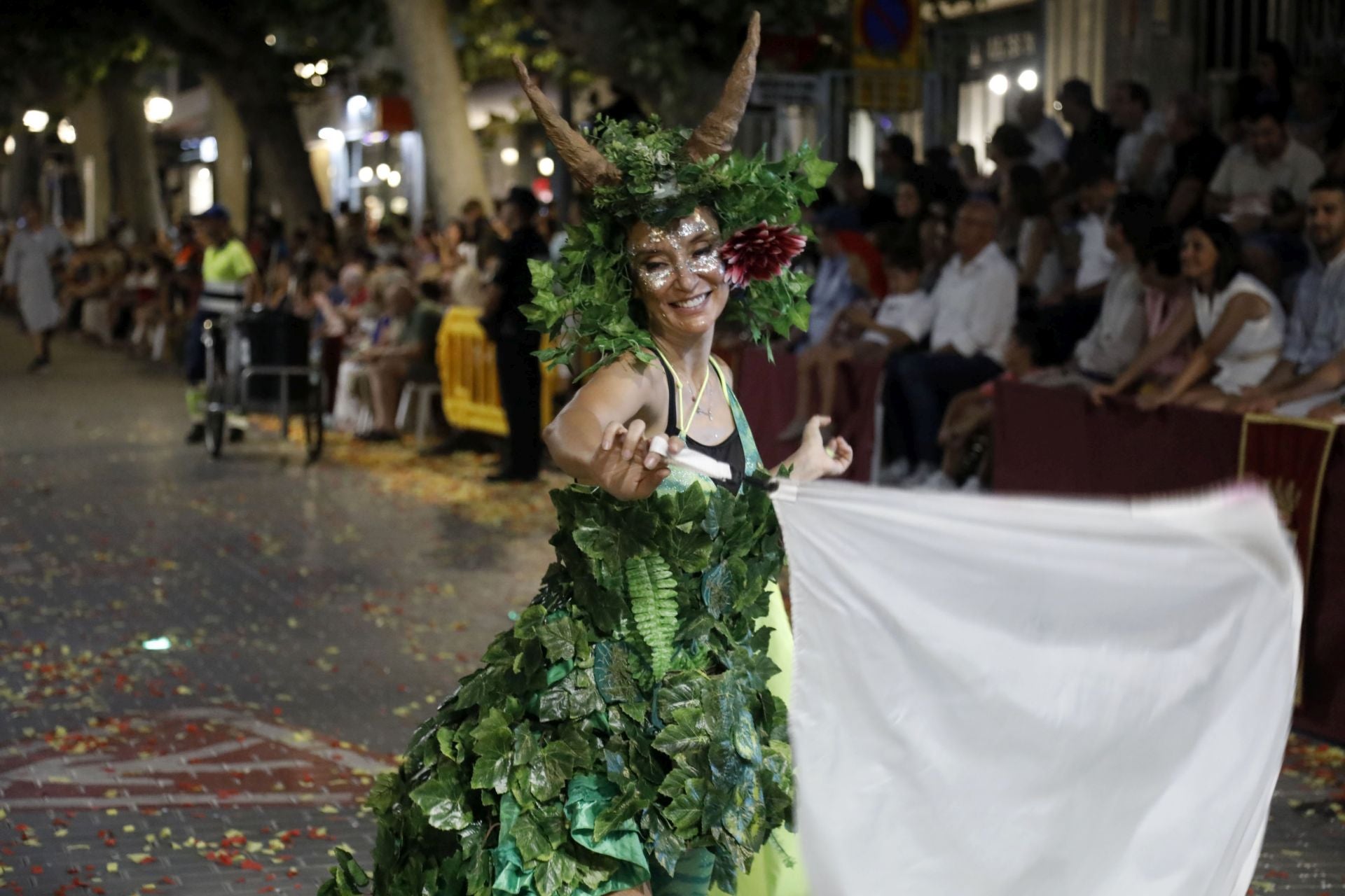 Los Moros y Cristianos de Dénia brillan en su desfile de Gala