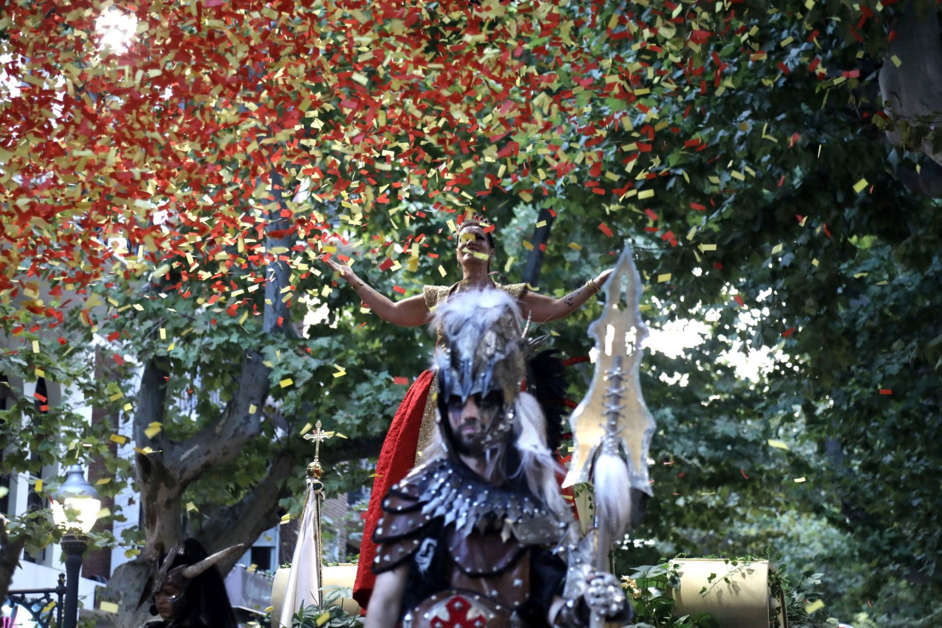 Los Moros y Cristianos de Dénia brillan en su desfile de Gala