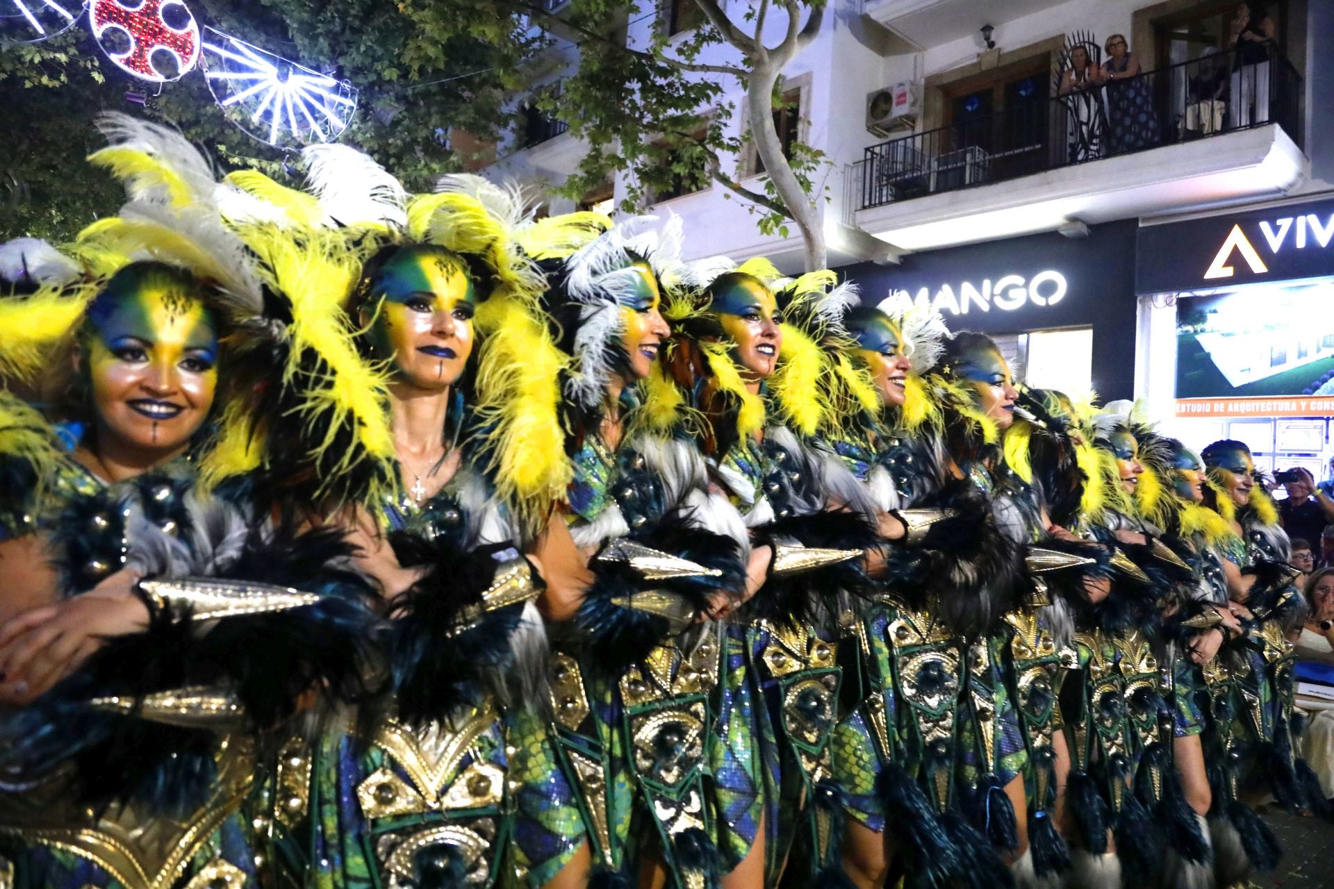 Los Moros y Cristianos de Dénia brillan en su desfile de Gala