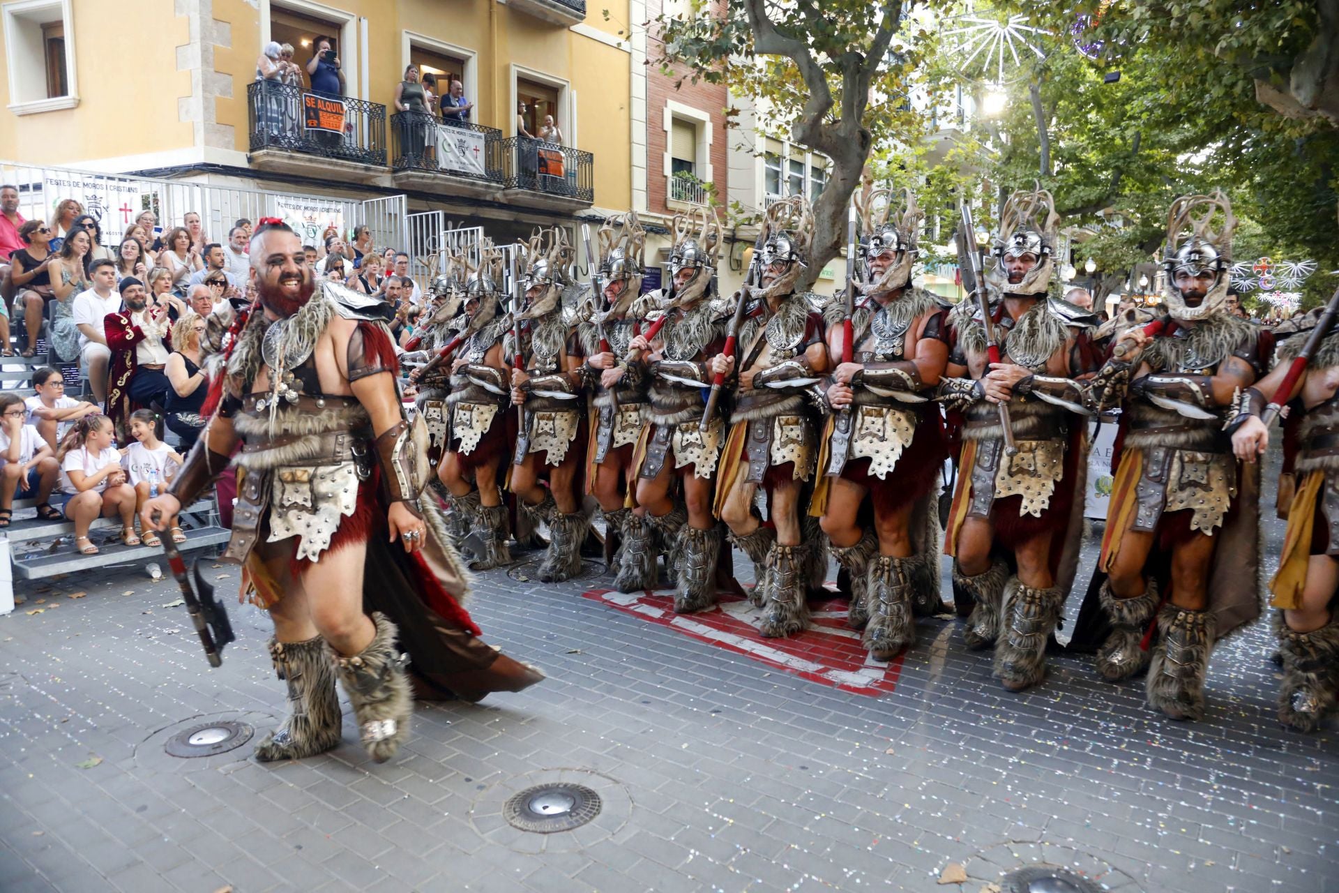 Los Moros y Cristianos de Dénia brillan en su desfile de Gala