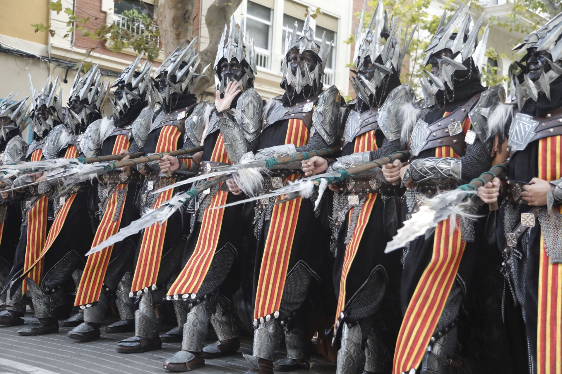 Los Moros y Cristianos de Dénia brillan en su desfile de Gala