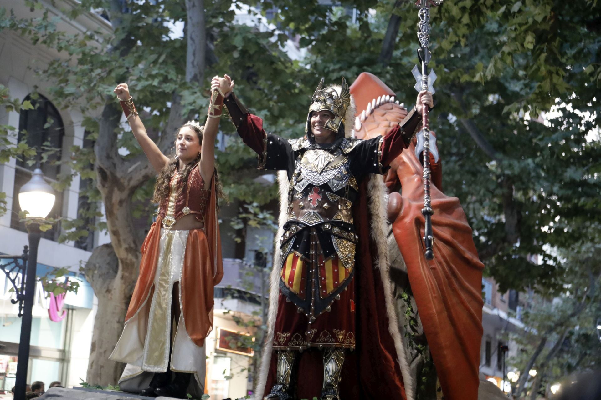 Los Moros y Cristianos de Dénia brillan en su desfile de Gala