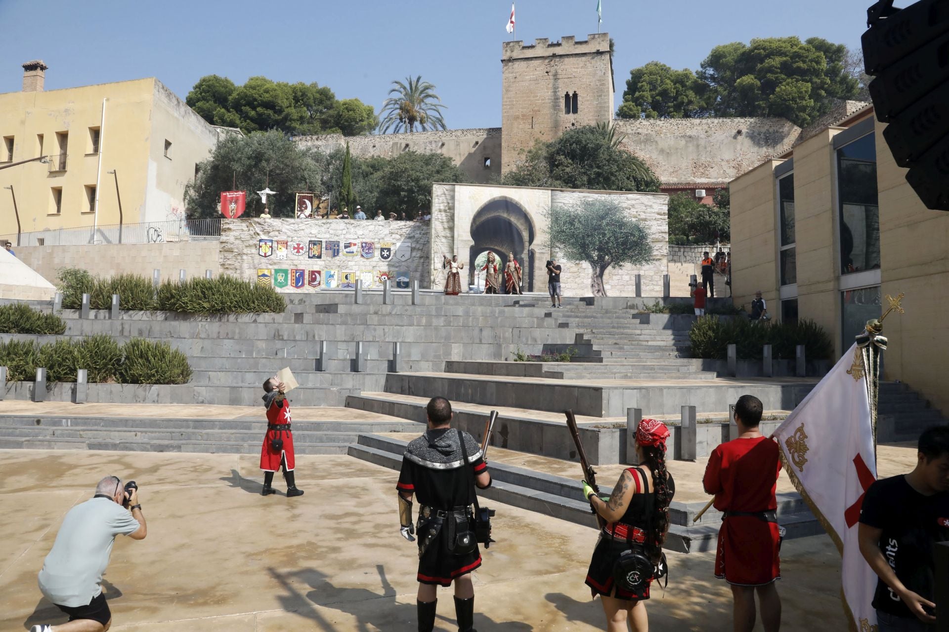 La batalla de arcabucería de los Moros y Cristianos de Dénia llenan de pólvora el carrer del Mar