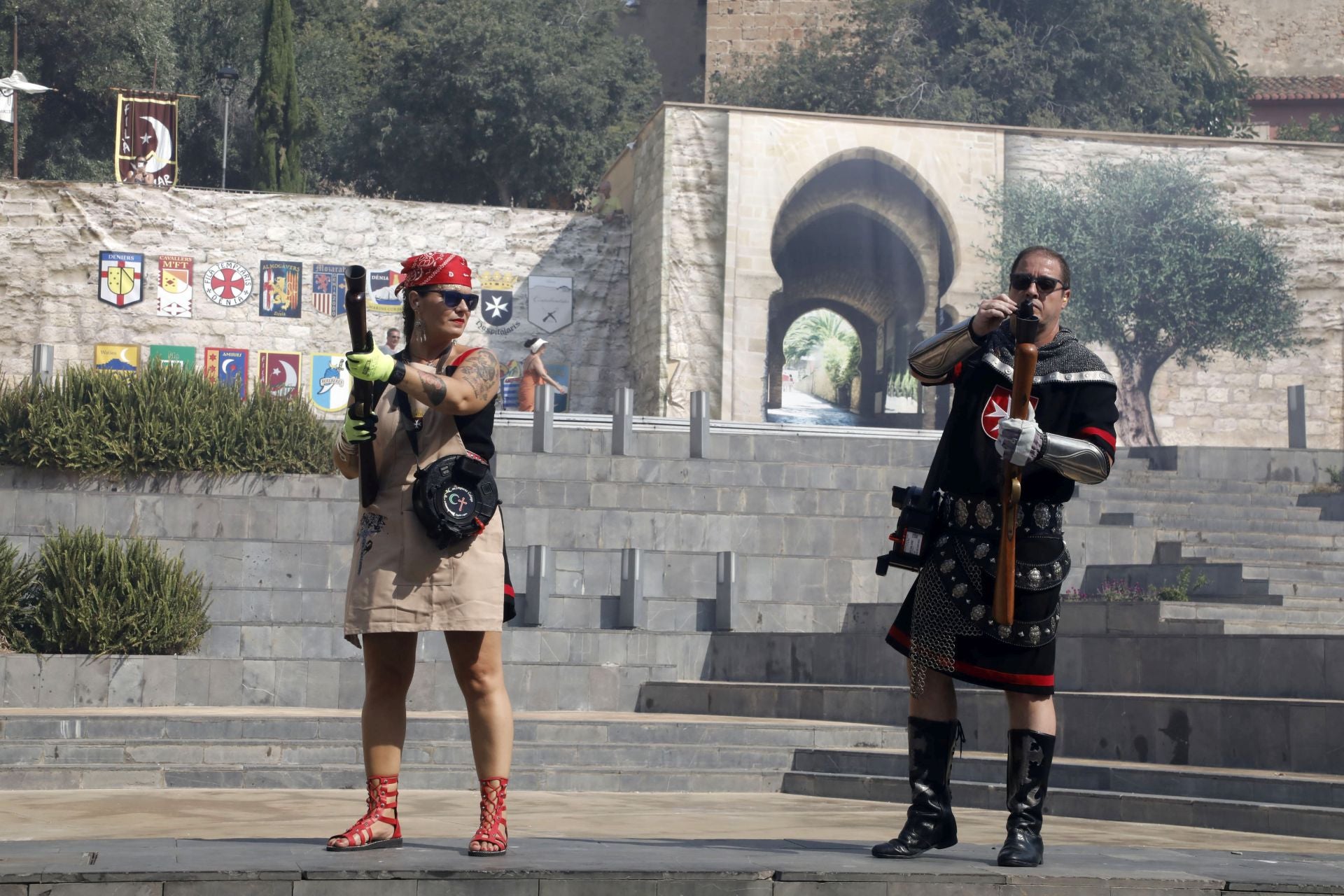 La batalla de arcabucería de los Moros y Cristianos de Dénia llenan de pólvora el carrer del Mar