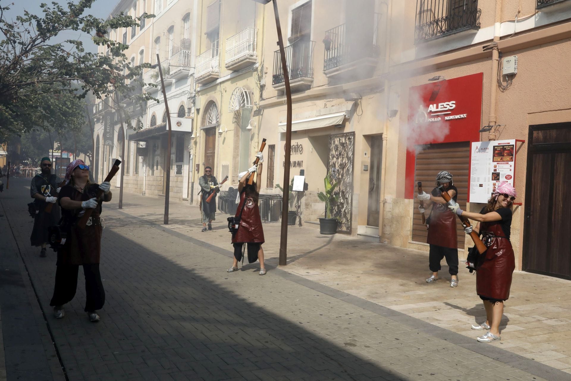 La batalla de arcabucería de los Moros y Cristianos de Dénia llenan de pólvora el carrer del Mar