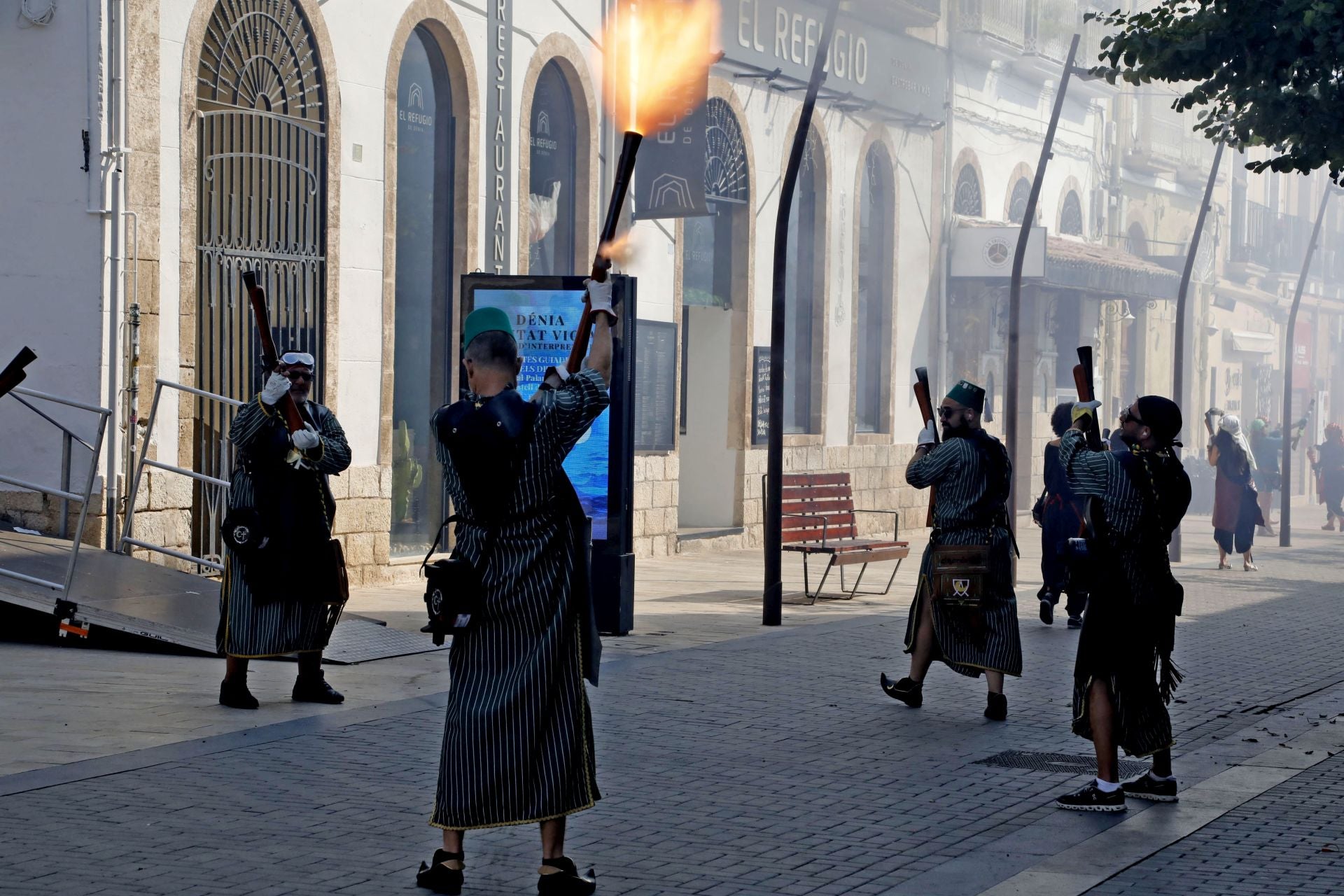 La batalla de arcabucería de los Moros y Cristianos de Dénia llenan de pólvora el carrer del Mar