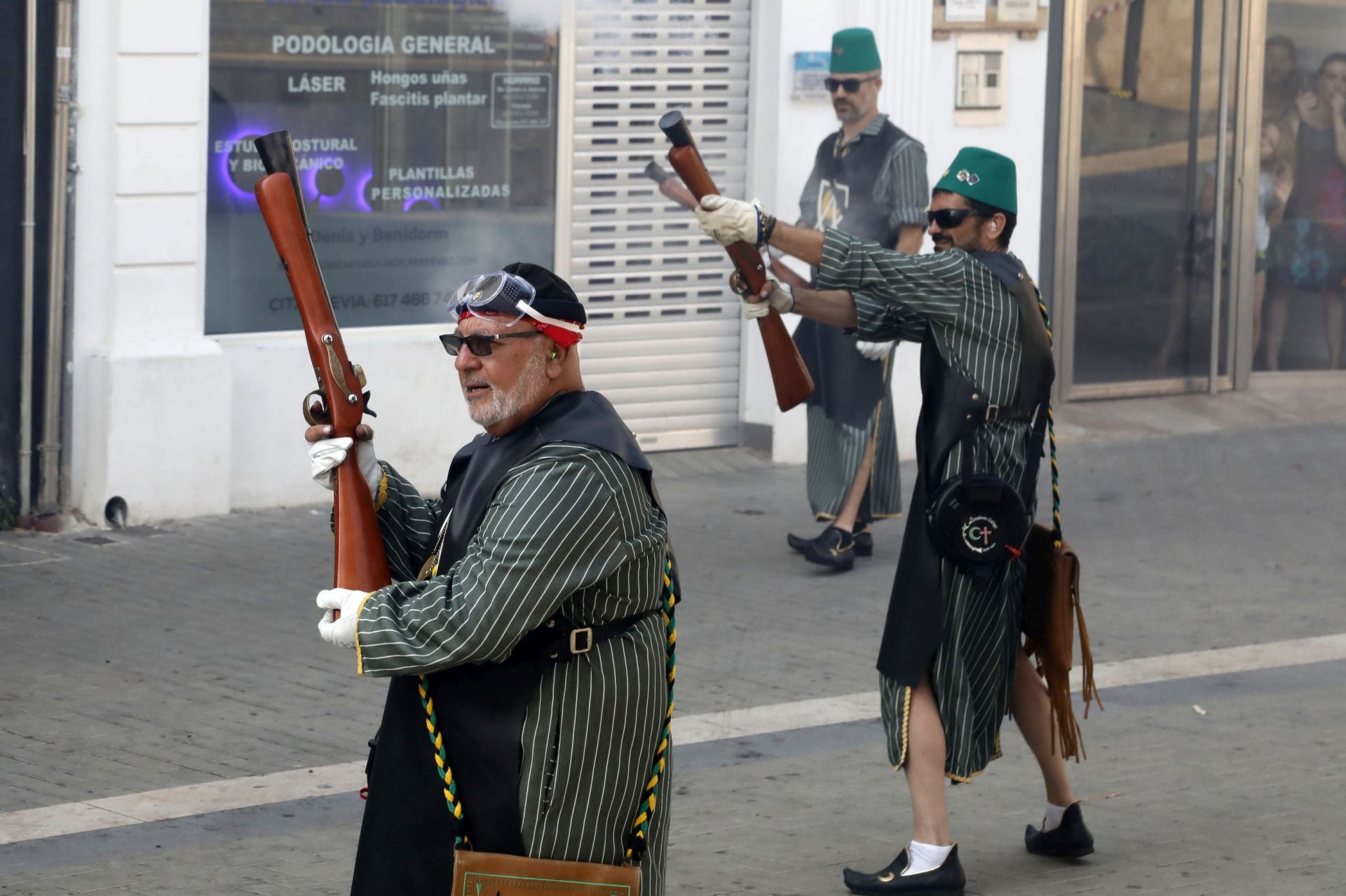 La batalla de arcabucería de los Moros y Cristianos de Dénia llenan de pólvora el carrer del Mar