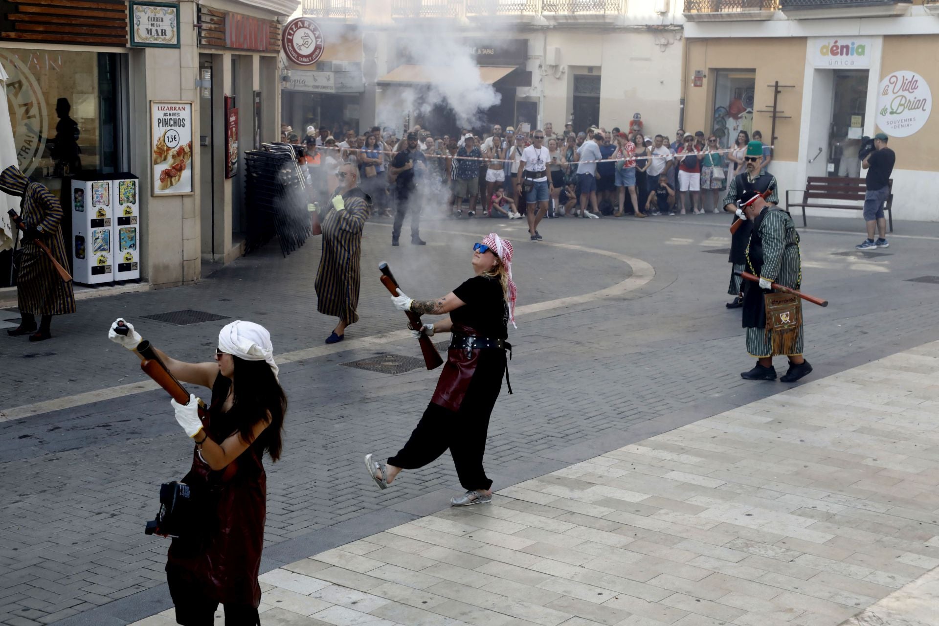 La batalla de arcabucería de los Moros y Cristianos de Dénia llenan de pólvora el carrer del Mar