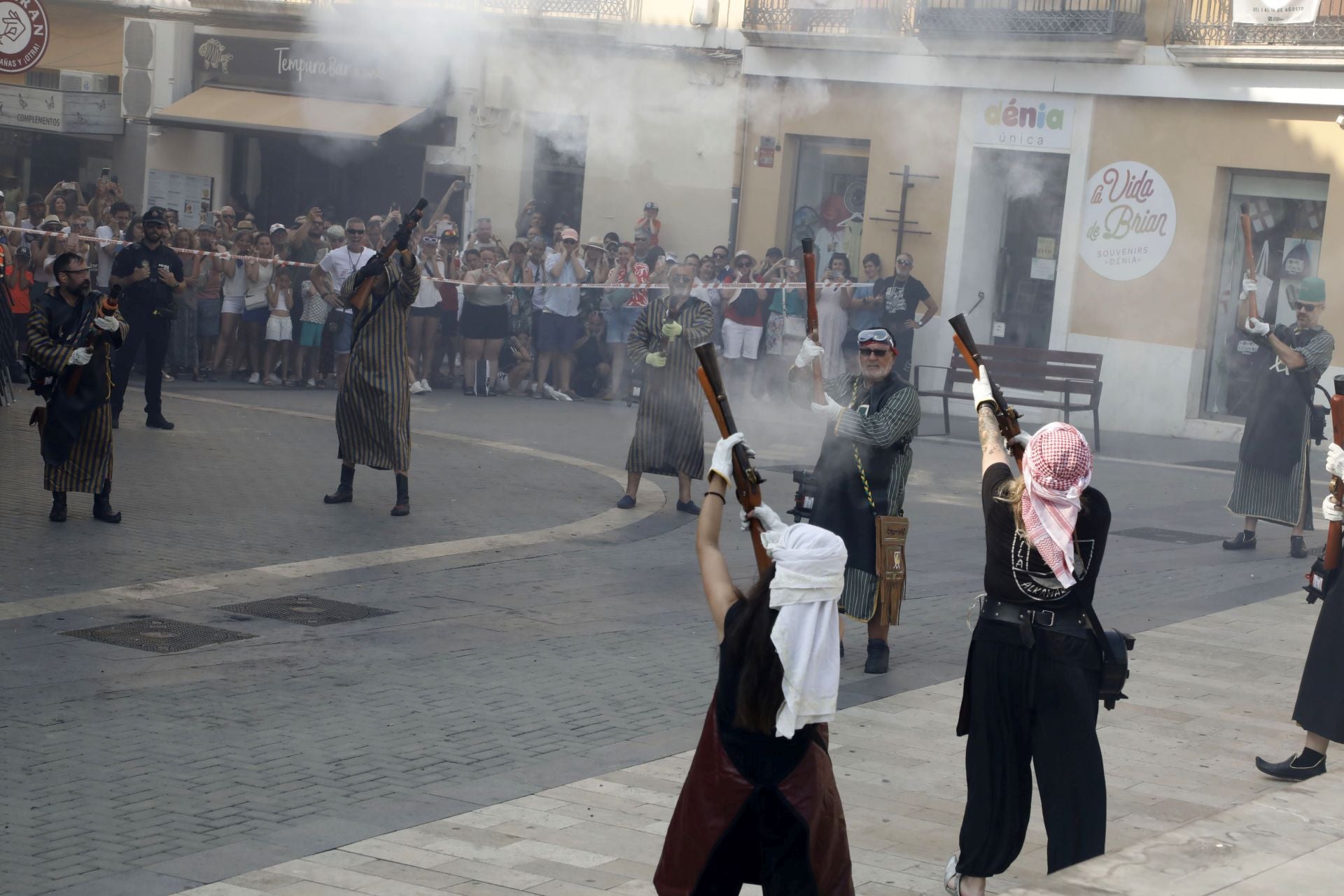 La batalla de arcabucería de los Moros y Cristianos de Dénia llenan de pólvora el carrer del Mar