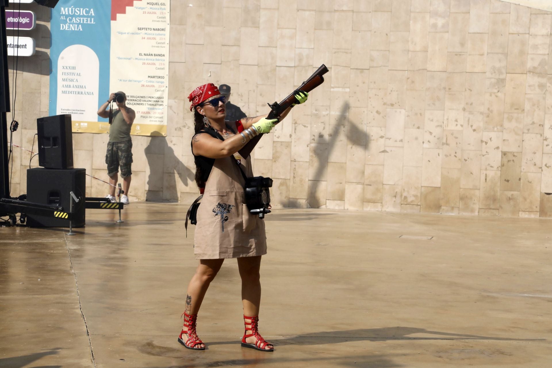 La batalla de arcabucería de los Moros y Cristianos de Dénia llenan de pólvora el carrer del Mar