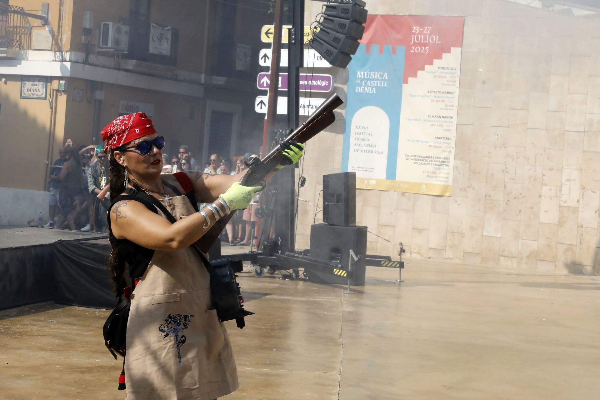 La batalla de arcabucería de los Moros y Cristianos de Dénia llenan de pólvora el carrer del Mar