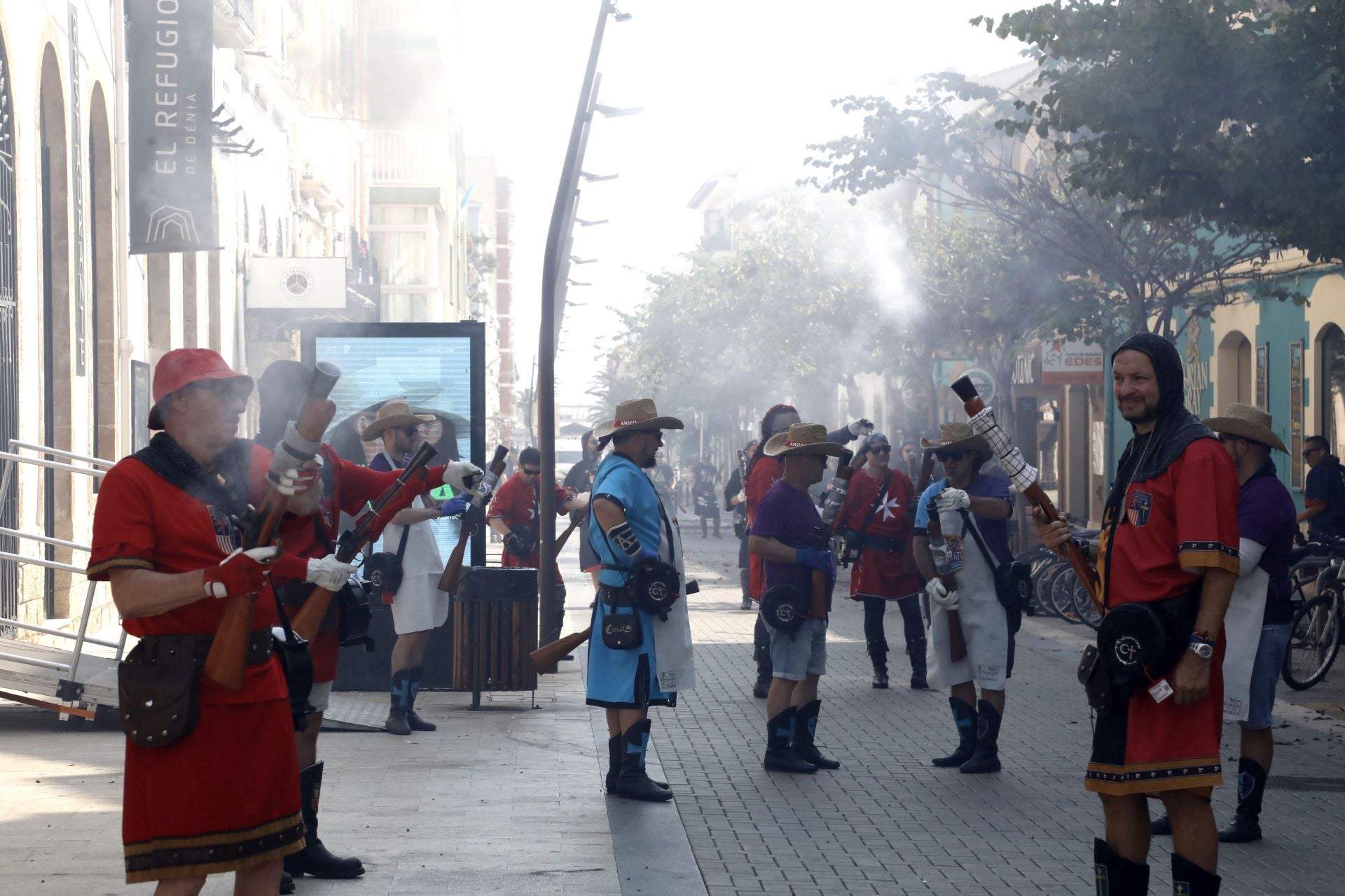 La batalla de arcabucería de los Moros y Cristianos de Dénia llenan de pólvora el carrer del Mar