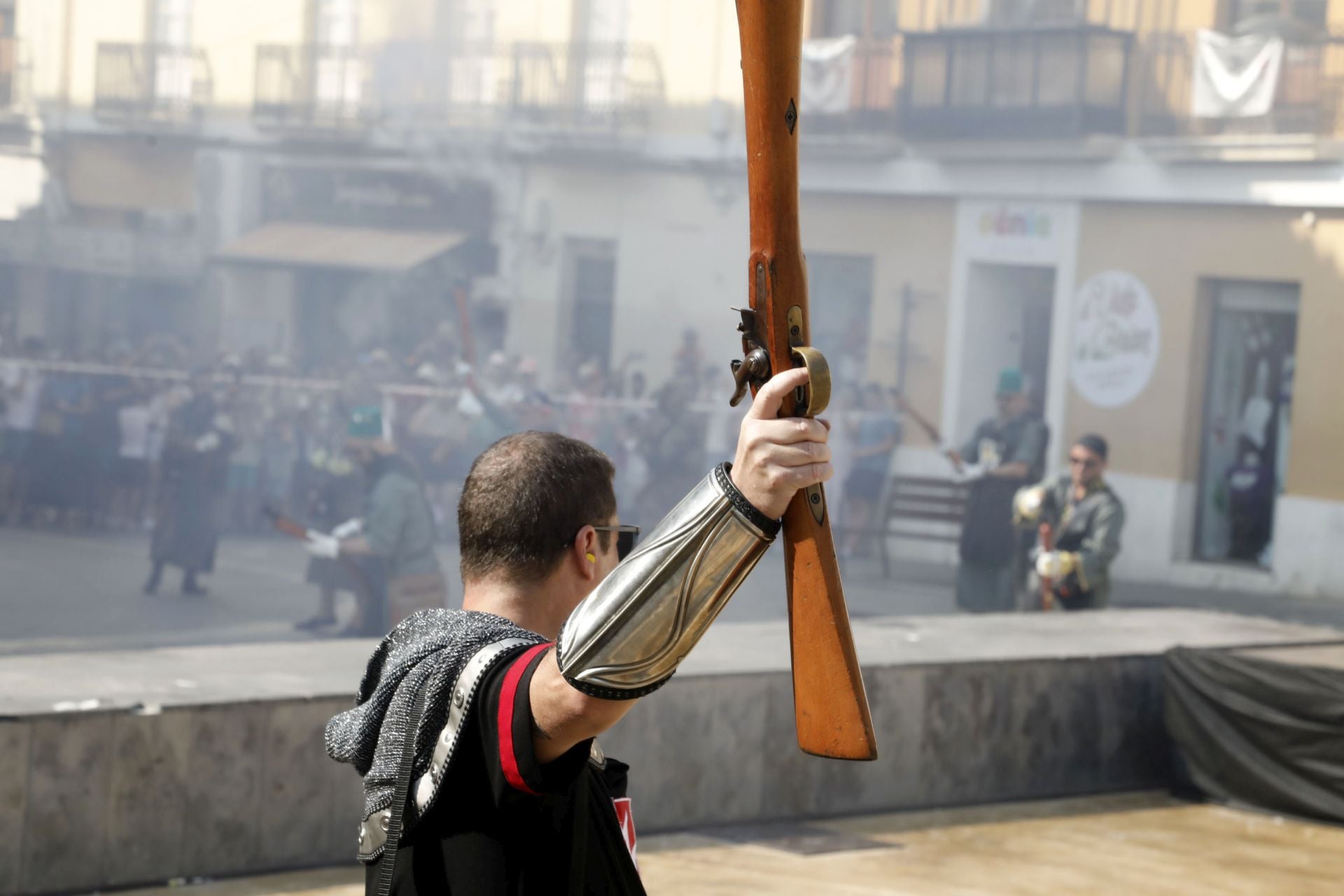 La batalla de arcabucería de los Moros y Cristianos de Dénia llenan de pólvora el carrer del Mar
