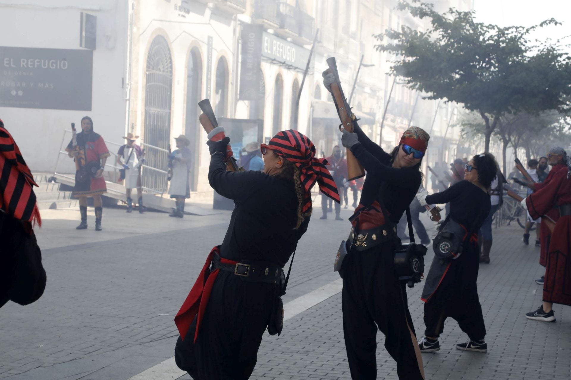 La batalla de arcabucería de los Moros y Cristianos de Dénia llenan de pólvora el carrer del Mar