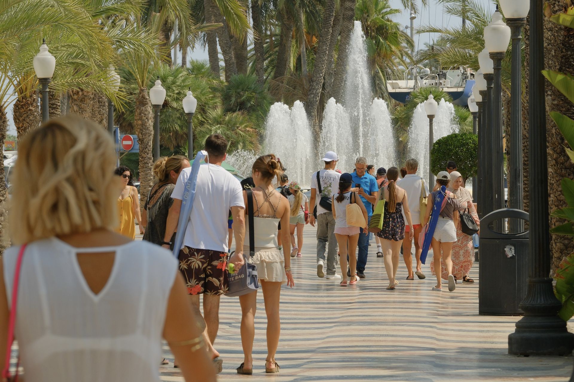 Turistas en la Explanada de Alicante.