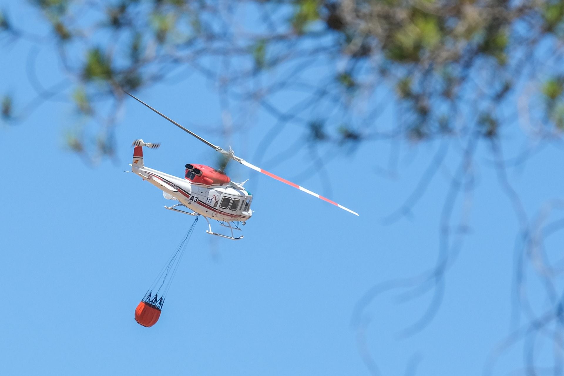 Imagen de archivo de un helicóptero realizando labores de extinción en un incendio forestal.