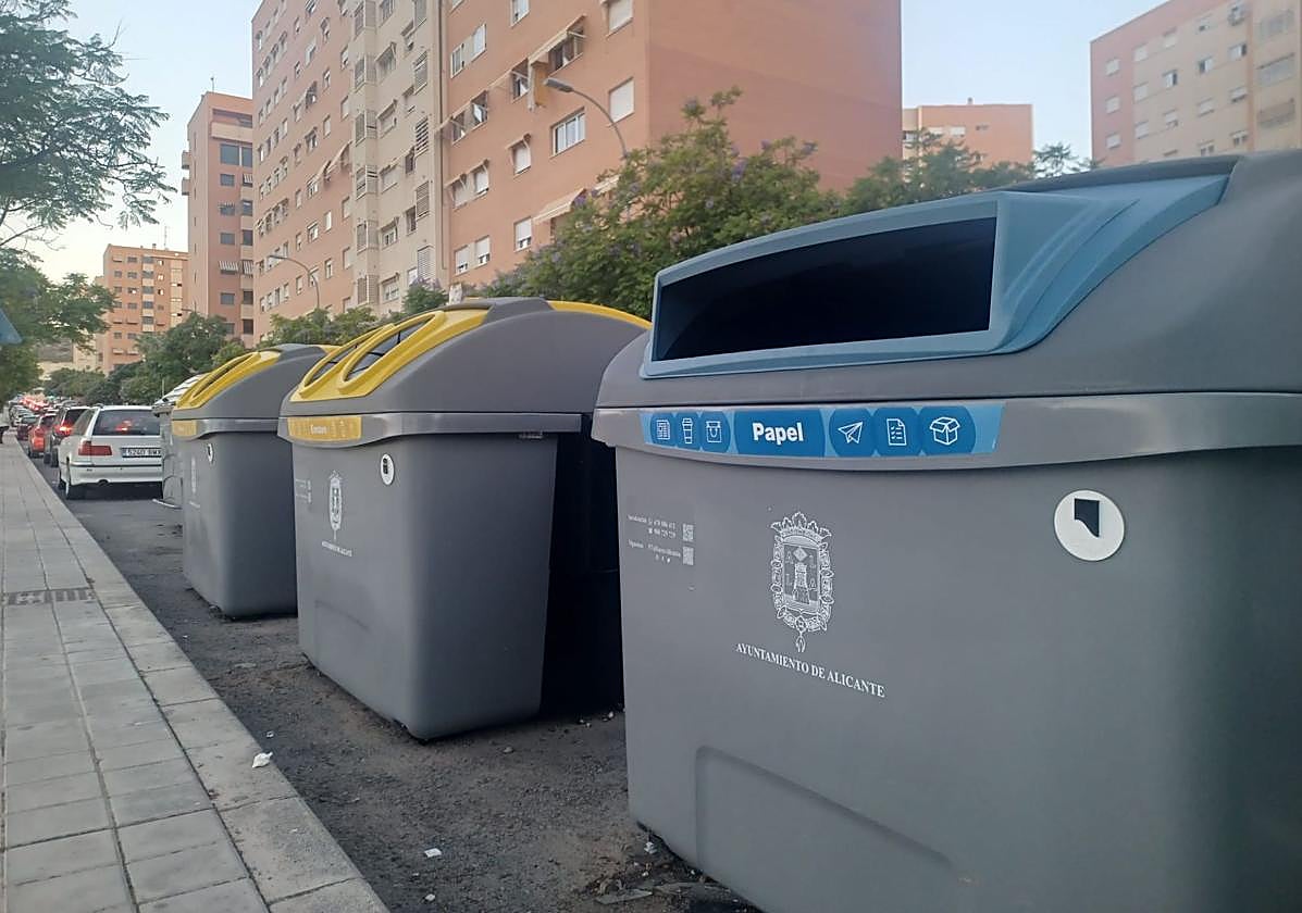Fotos de los dispositivos para la recogida selectiva de envases (amarillo) y cartón (azul).