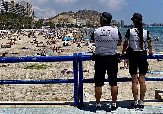 Patrulla de la Policía Local de Alicante en la Playa del Postiguet.