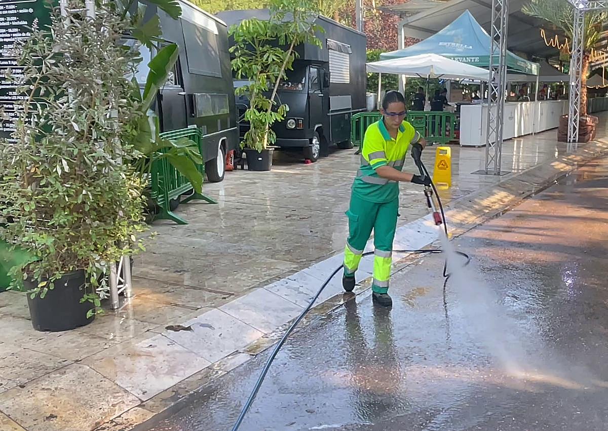 Imagen secundaria 1 - El servicio de limpieza recoge 287,5 toneladas de residuos durante las fiestas de Elche