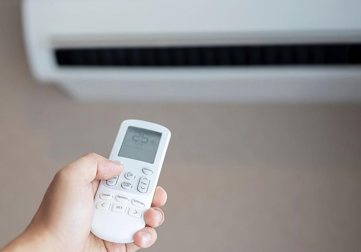 Aparato de aire acondicionado en una jornada de calor.