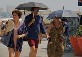 Paraguas convertidos en parasoles en Alicante.