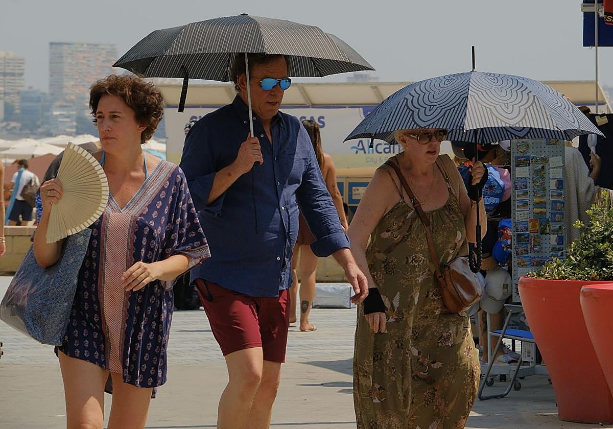 Paraguas convertidos en parasoles en Alicante.