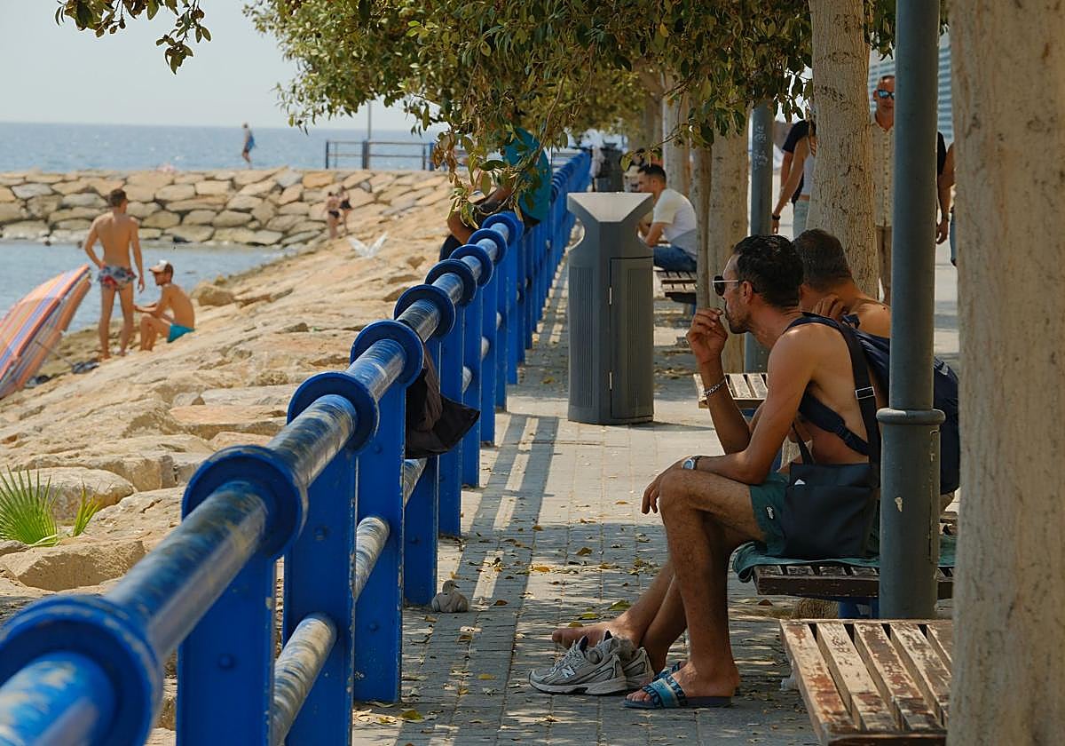 Una de las estampas que deja la ola de calor en Alicante.