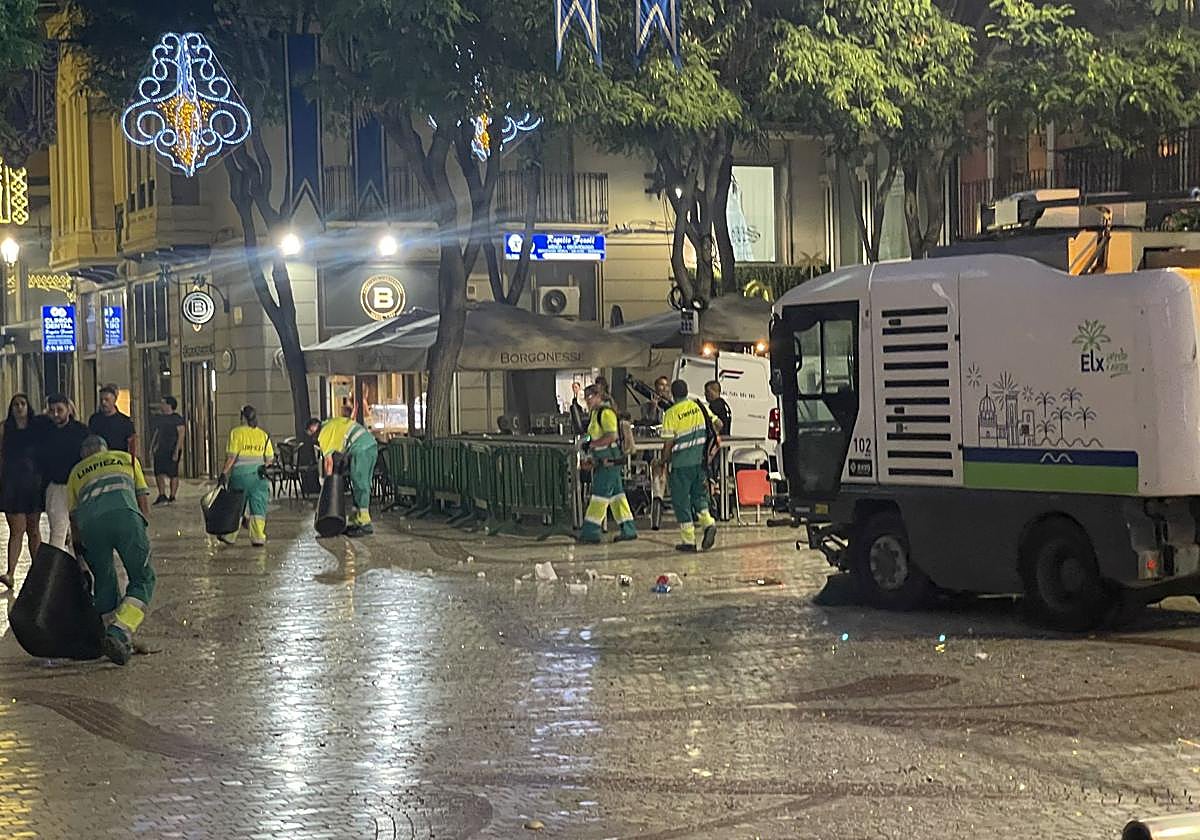 Diferentes brigadas se encargaron de la limpieza antes y después de cada acto