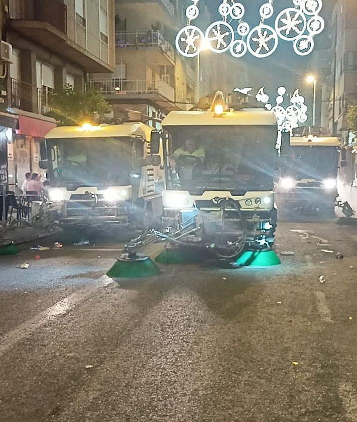 Imagen secundaria 2 - El servicio de limpieza recoge 287,5 toneladas de residuos durante las fiestas de Elche