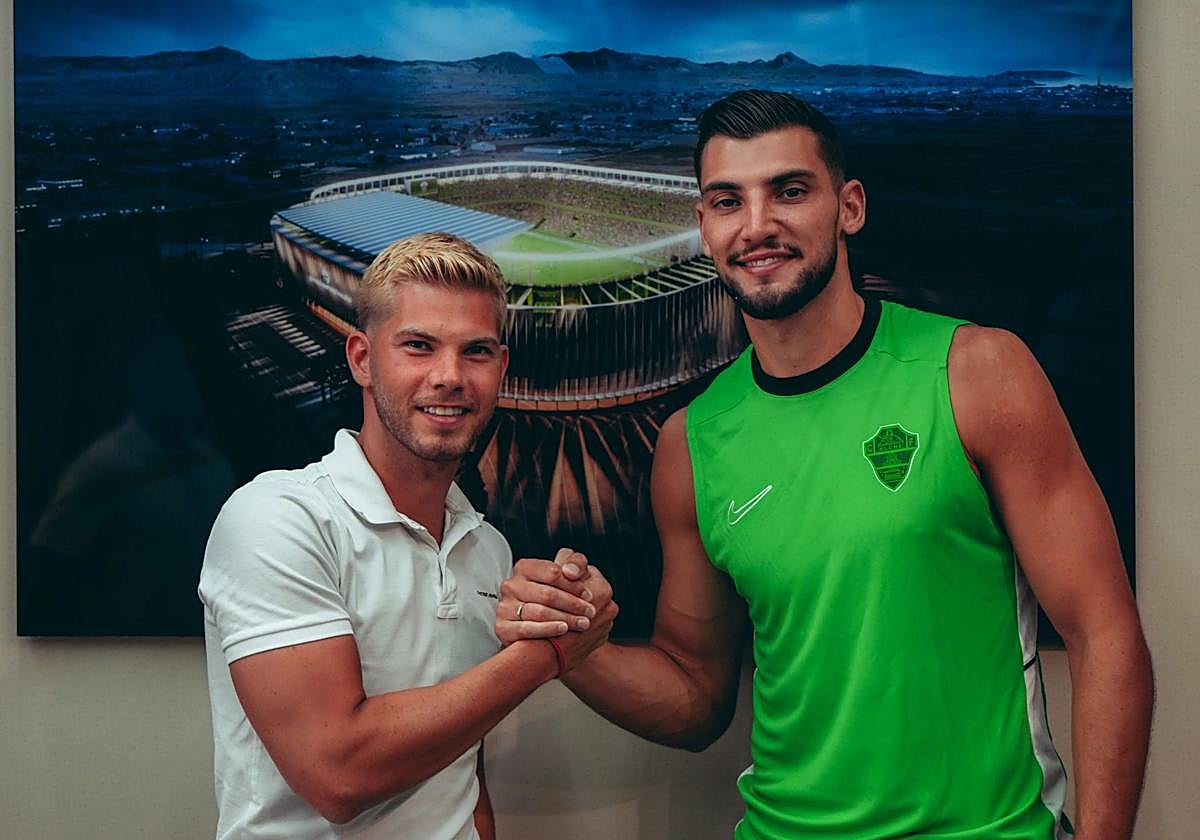 Rafa Mir, con el director general del club franjiverde.