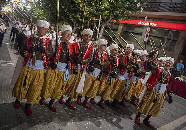Entrada de les Filaes a la Plaça.