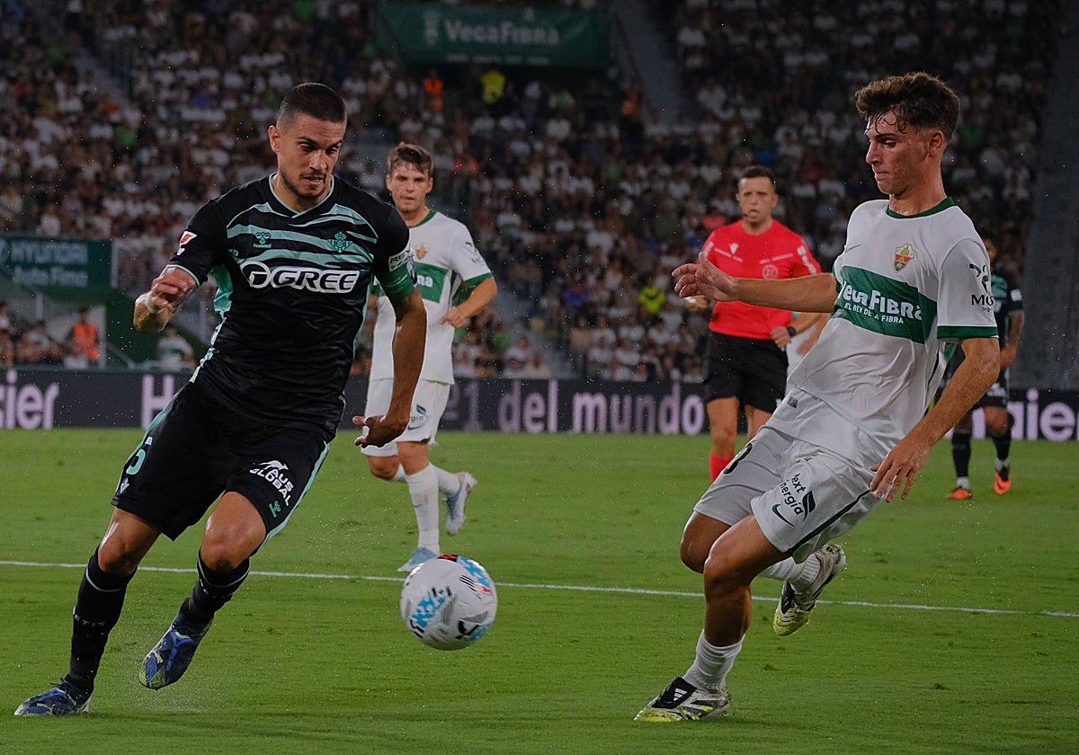 Marc Bartra y Rodri Mendoza, este lunes en el Martínez Valero.