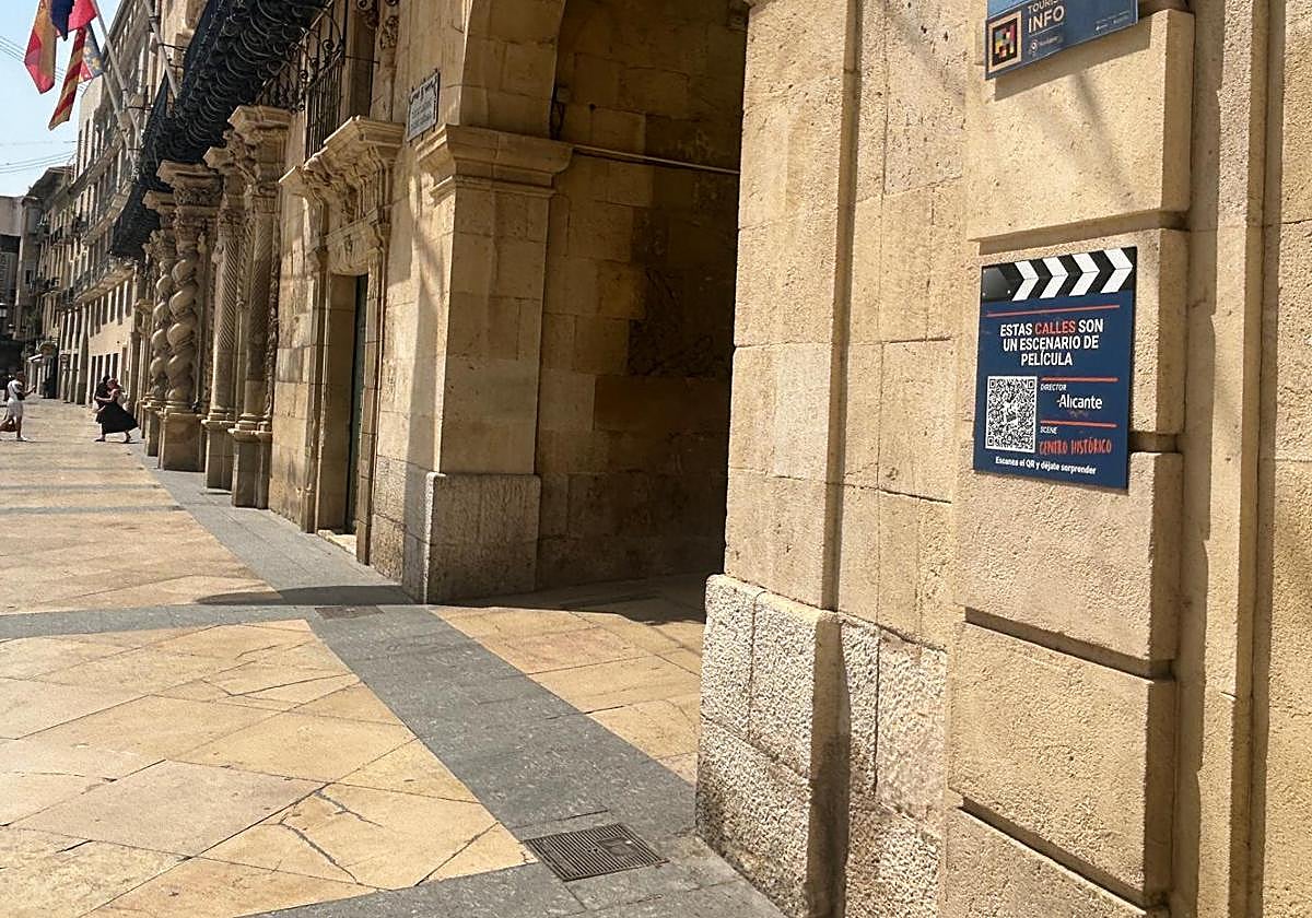 Cartel con QR junto al Ayuntamiento para difundir rodajes cinematográficos en Alicante.
