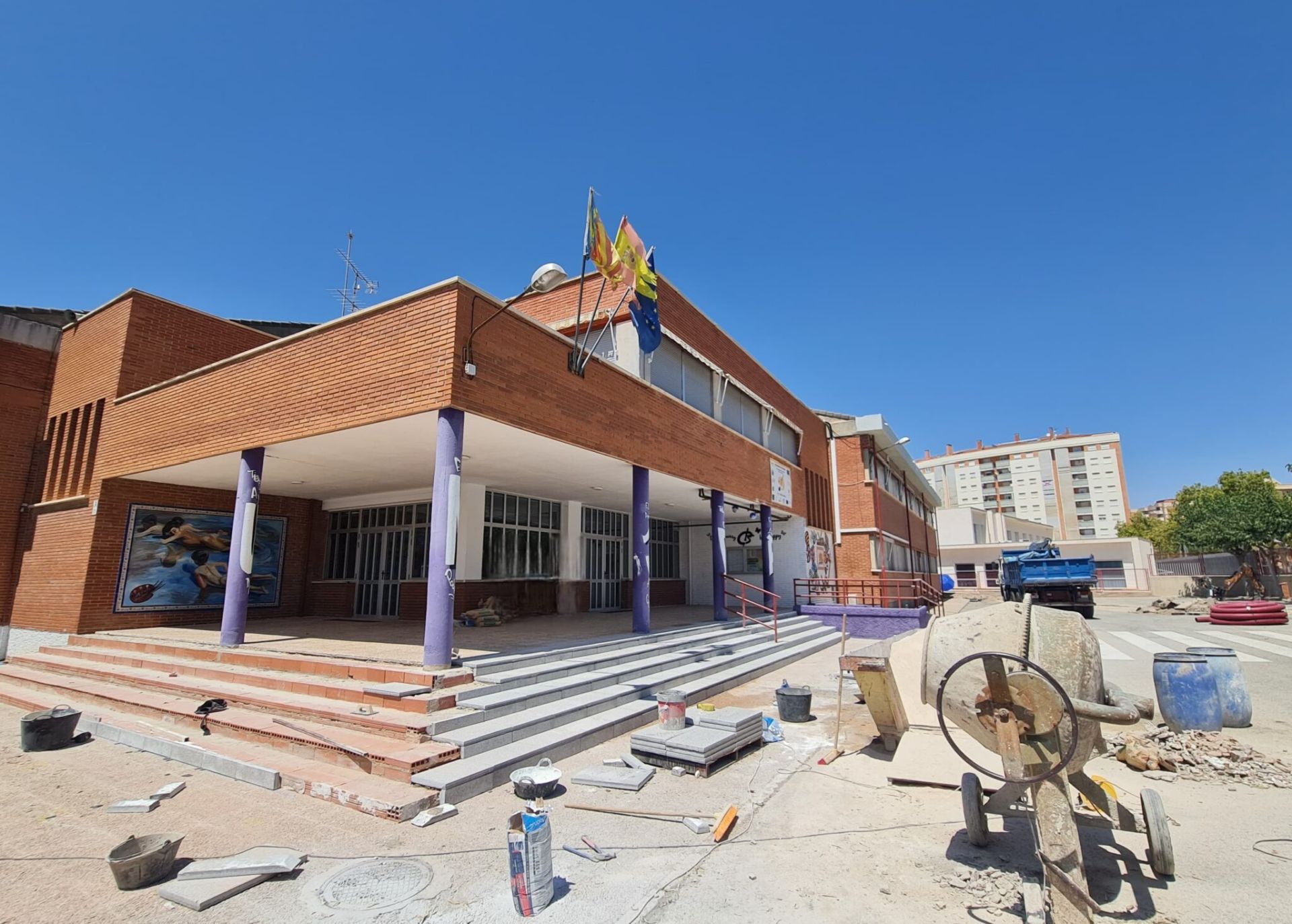 Uno de los colegios eldenses donde se están realizando mejoras.